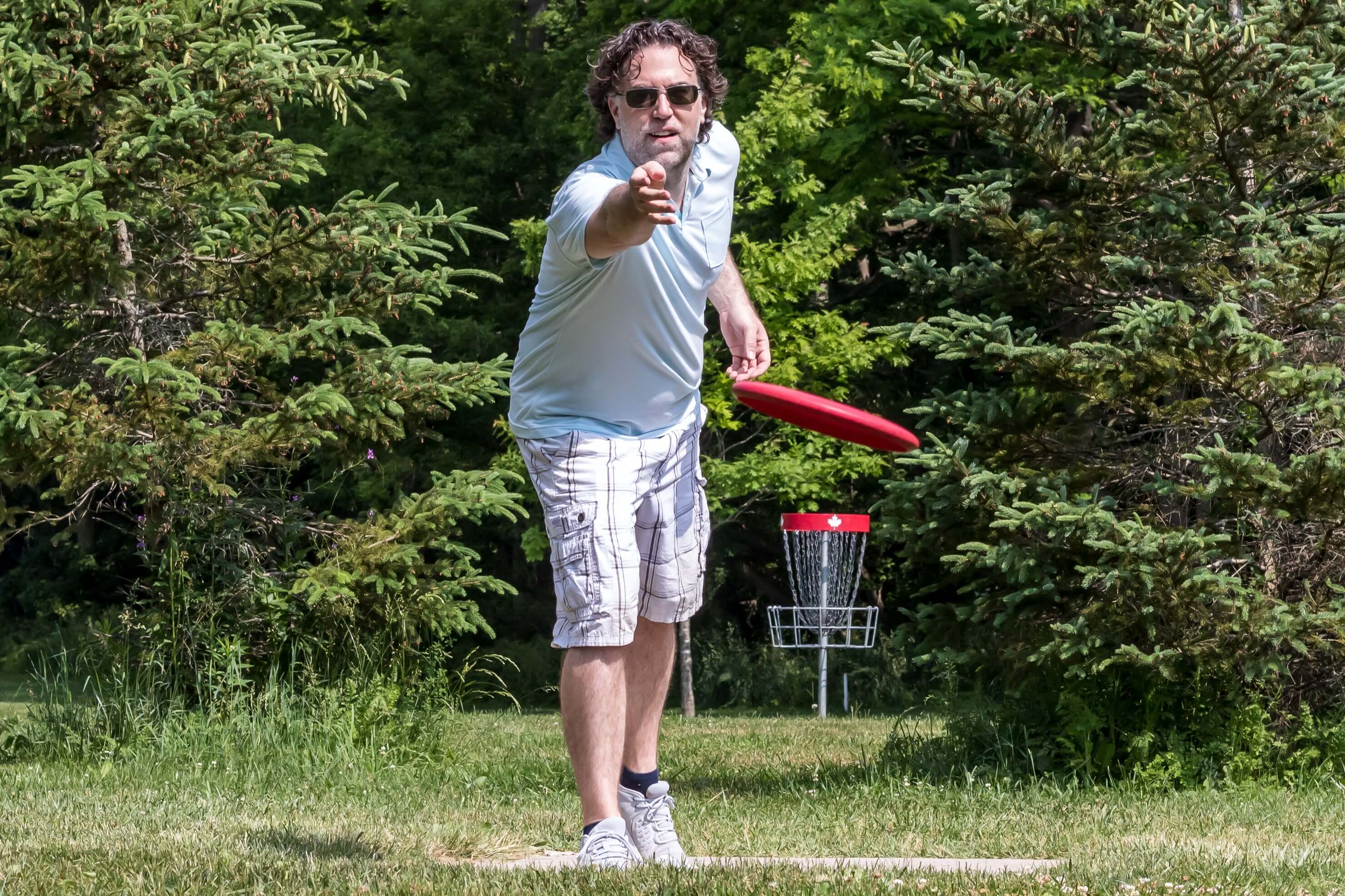 A man playing disc golf in Oregon.